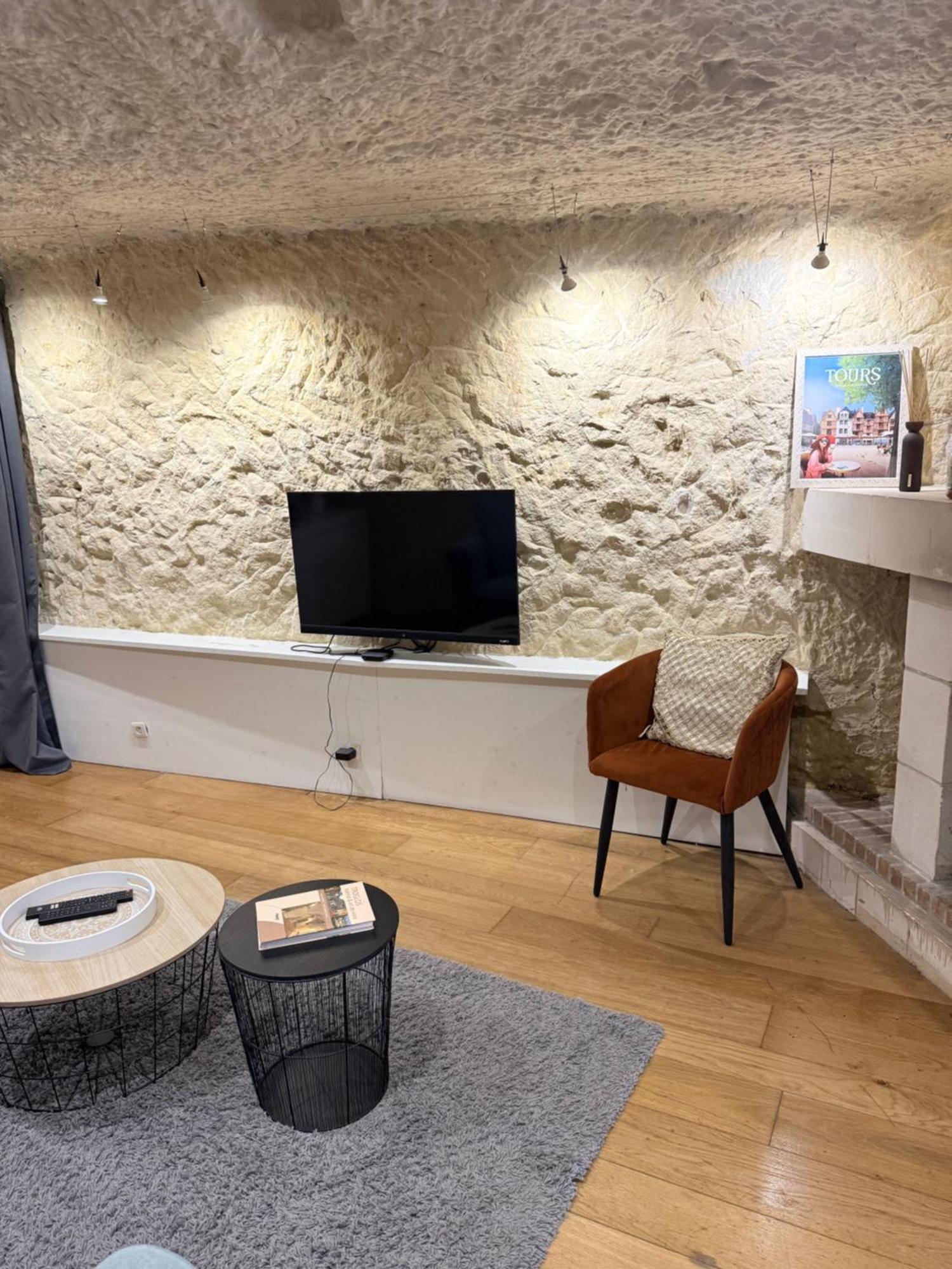 Troglodyte Du Petit Coteau Lägenhet Vouvray Exteriör bild